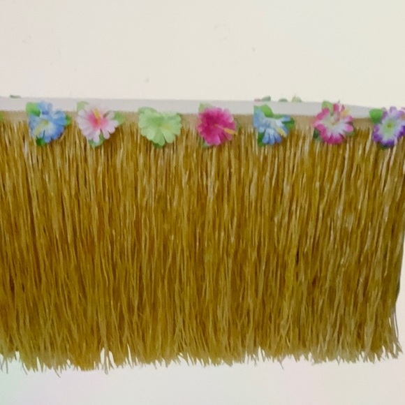 4/$20 Hawaïen table skirt - Picture 2 of 5